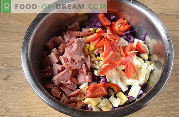 Ensalada de col roja - brillante, sabrosa, ¡vitamina! Cómo cocinar rápidamente una ensalada de col roja con pimienta, maíz, salchichas y huevos