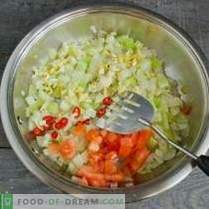 Gulash de pollo con verduras al horno y salchicha