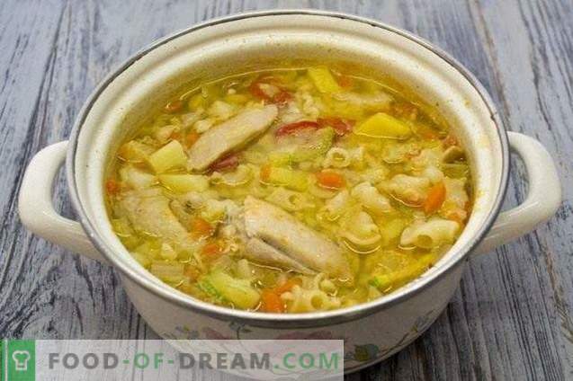 Sopa de pollo con verduras y pasta