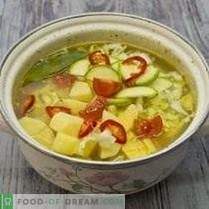 Sopa de pollo con verduras y pasta