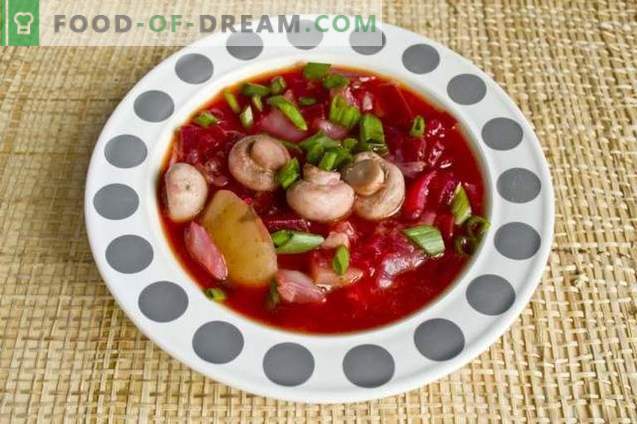 Sopa de remolacha roja hecha de remolacha con pollo y champiñones