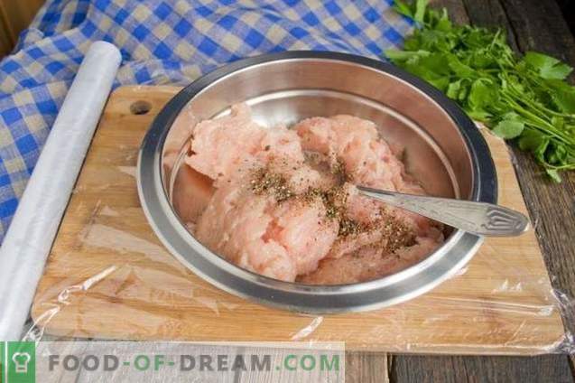 Kyckling Kiev-kotletter av hakat kött - ett enkelt matlagningsalternativ