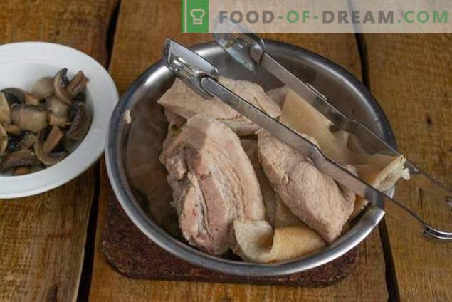 Ensalada nutritiva de cerdo con champiñones en un estilo campestre