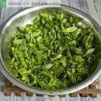 Preparación de verduras para el invierno: condimento para ensaladas y sopas con ajo, ...