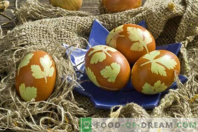 Huevos pintados para Pascua, decorados con hojas de perejil