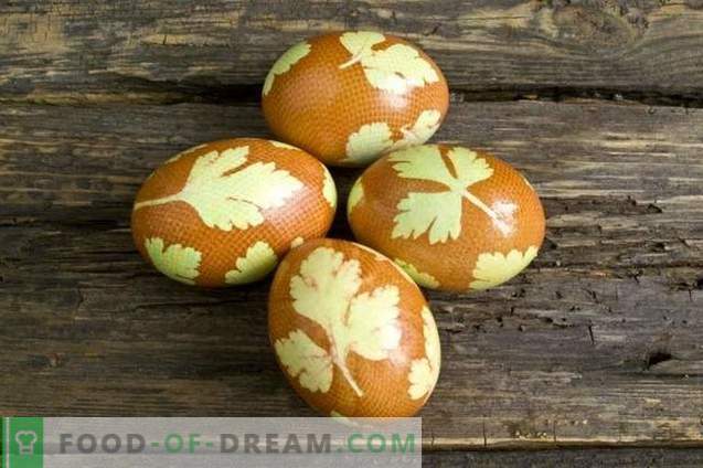 Huevos pintados para Pascua, decorados con hojas de perejil