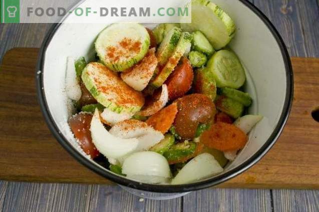 Ensalada coreana con pepinos y tomates para el invierno