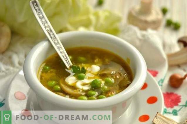 Sopa de pollo con guisantes verdes y champiñones