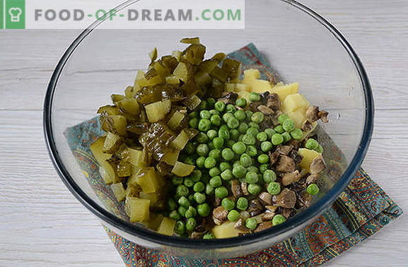 Ensalada de papas con champiñones: un plato completo para un almuerzo o cena de verano. Receta fotográfica paso a paso de ensalada de papas con champiñones