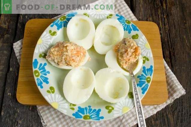 Huevos rellenos de arenque y queso fundido