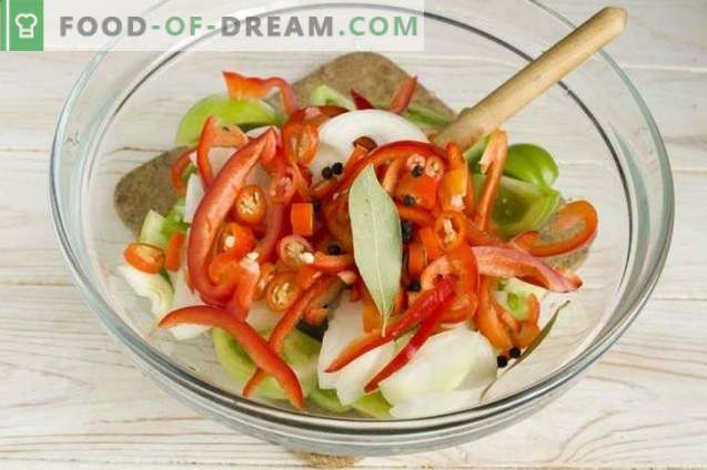 Salat von grünen Tomaten mit Zwiebeln und Paprika für den Winter