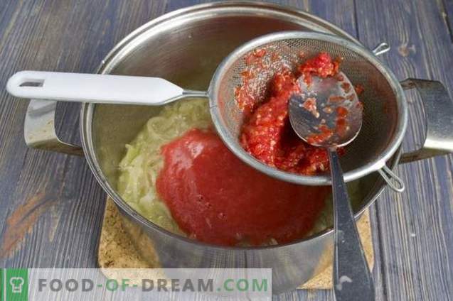 Sopa de crema de tomate con salchichas