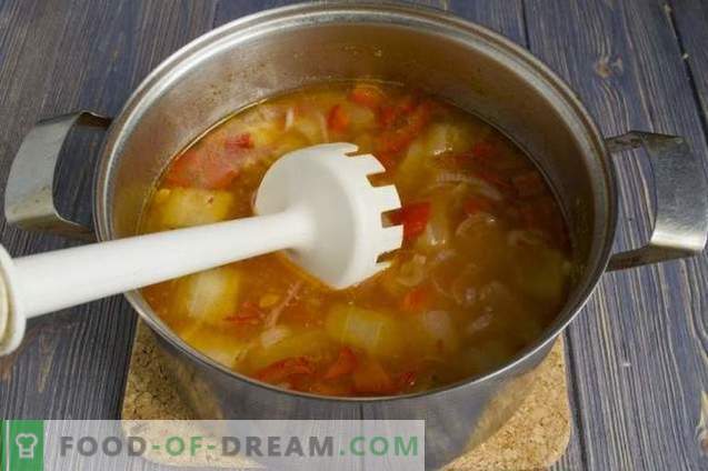 Sopa de crema de tomate con salchichas
