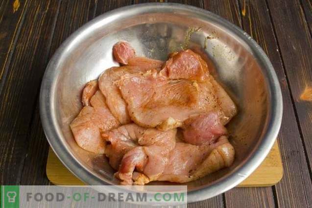 Cerdo delicioso con garbanzos y cebollas en el horno