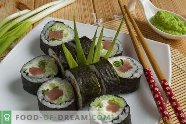 Maki de sushi con pescado rojo