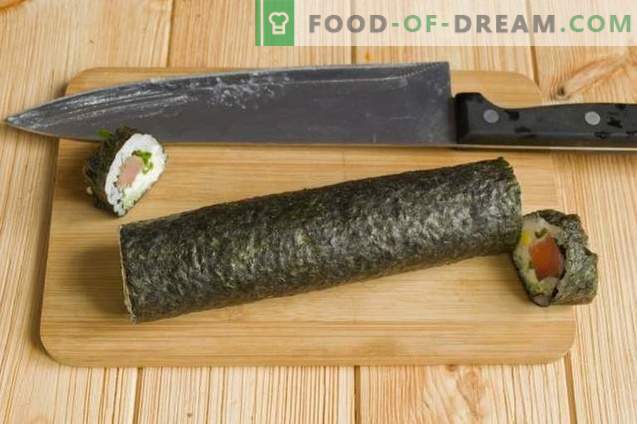 Maki de sushi con pescado rojo