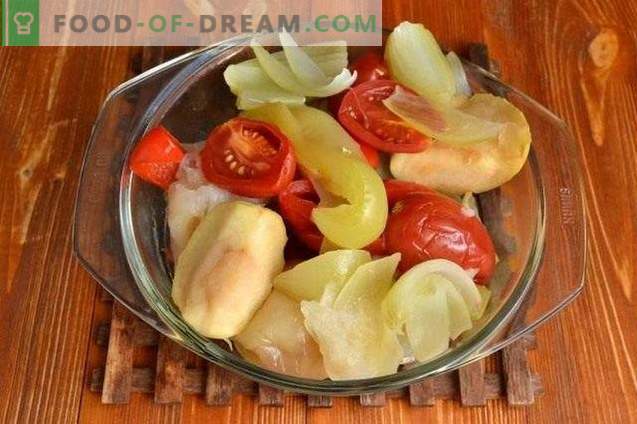 Pimiento verde picante en relleno de manzana y tomate