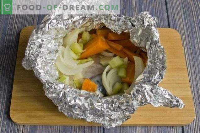Caballa en papel de aluminio, cocida al vapor con verduras