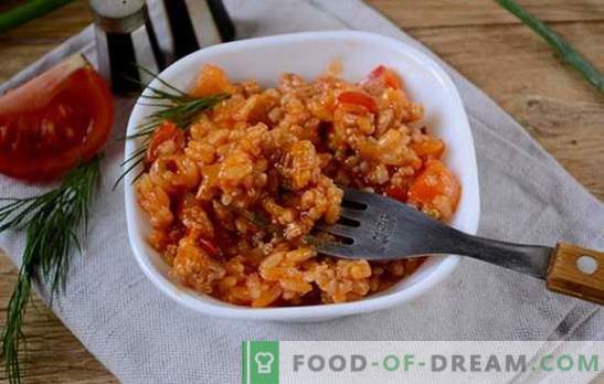Arroz con carne picada y verduras en tomate: fantasía sobre el risotto de los productos disponibles. Receta fotográfica para cocinar arroz con carne picada y verduras en tomate: paso a paso