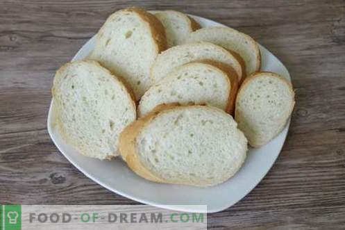 Pastel de bocadillos con pan, queso y salchicha 
