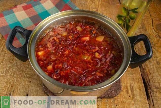 Sopa vegetariana saludable de col roja