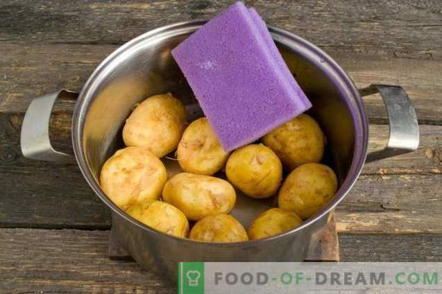 Patatas nuevas, asadas en una sartén