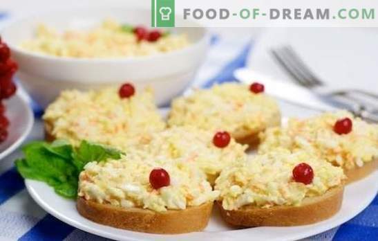El bocadillo popular más popular son los huevos con queso y ajo. Recetas para una variedad de platos de huevo y queso y ajo