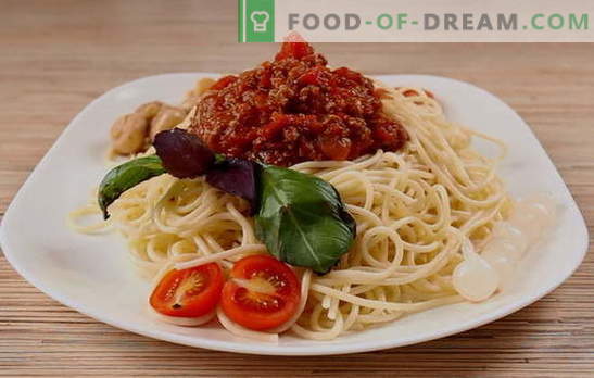 Una cena sencilla con un sabor italiano: espaguetis a la boloñesa. Spaghetti boloñesa vegetariana, clásica y picante