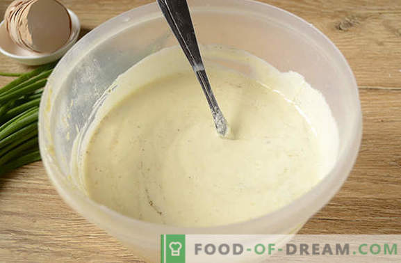 ¡La tarta de gelatina en crema agria es un gran bocadillo para una gran compañía! Receta fotográfica paso a paso del autor de relleno de pastel con cebollas y huevos en crema agria
