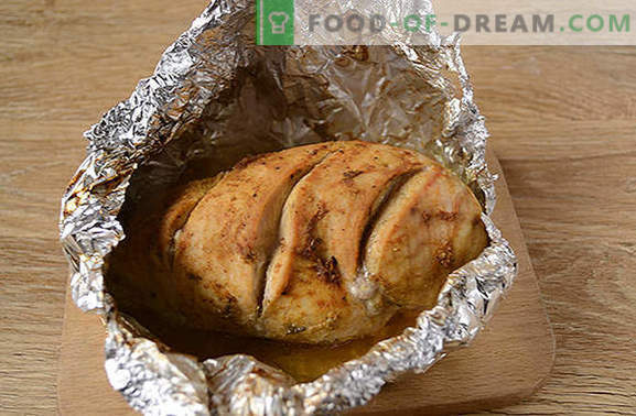 Filete de pollo en papel de aluminio en una olla de cocción lenta: plato alto en proteínas y bajo en calorías. Diversifique la dieta: ¡hornee el pecho en papel de aluminio en una olla de cocción lenta!