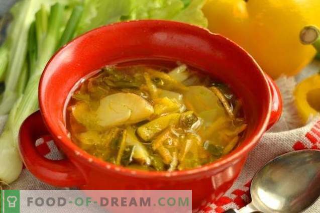 Sopa de col fresca con pollo y lechuga
