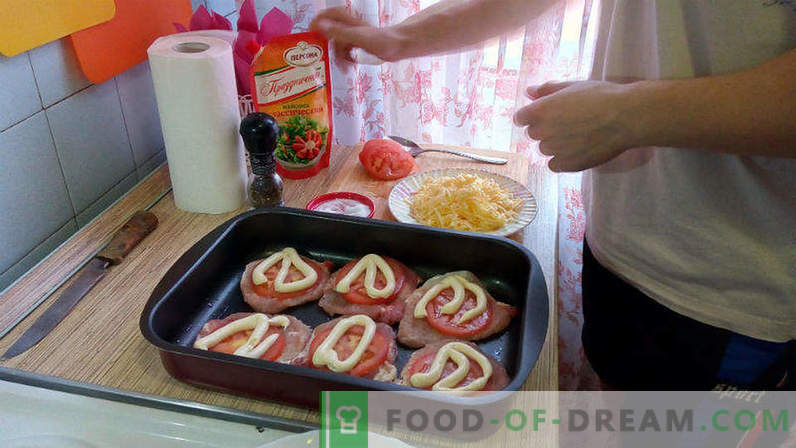 Cerdo en el horno con tomate y queso, escalope de cerdo en el horno