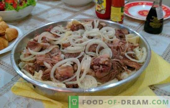 Beshbarmak hecho en casa - un plato de los pueblos turcos. Beshbarmak en casa con cordero, perdiz, pavo, cerdo