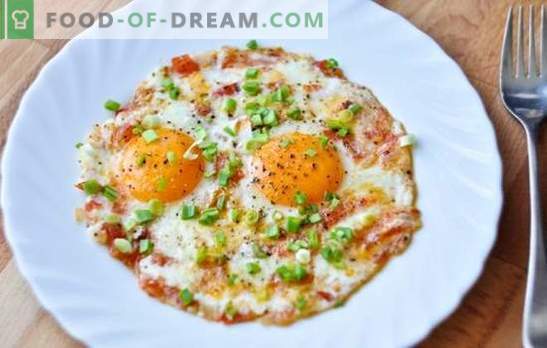 Huevos fritos con tomate y cebolla, no solo para solteros. Cocinar huevos revueltos con tomate y cebolla