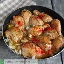 Pollo frito apetitoso en salsa de nueces