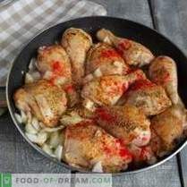 Pollo frito apetitoso en salsa de nueces