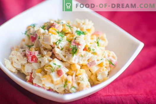 Ensalada de cangrejo - las mejores recetas. Cómo cocinar correctamente y sabroso cocinar una ensalada de palitos de cangrejo.