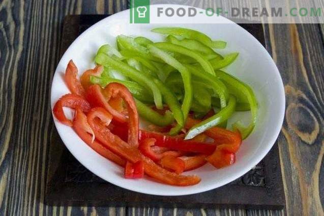 Guiso de verduras al horno en una bandeja para hornear