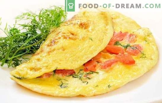 Tortilla con tomate: desayuno tradicional. Omelettes nutritivos y dietéticos con tomate, queso, champiñones, jamón, pita