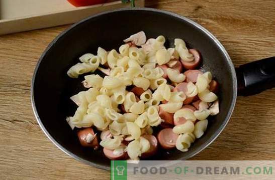 Pasta con huevo, salchichas y champiñones: una solución rápida al problema del desayuno o la cena. Receta de la foto: cocinar pasta con champiñones y salchichas paso a paso