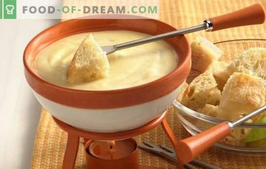 ¡La fondue de queso es un plato increíble! Cocinando fondue de queso con sabor, vino, champaña, hierbas, ginebra y pollo