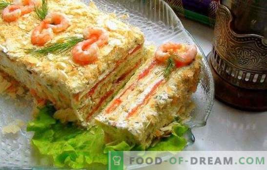 Pastel con pasteles enlatados - decoración de mesa! Tarta de pastel jugosa con conservas y verduras, queso, huevos, palillos, caviar